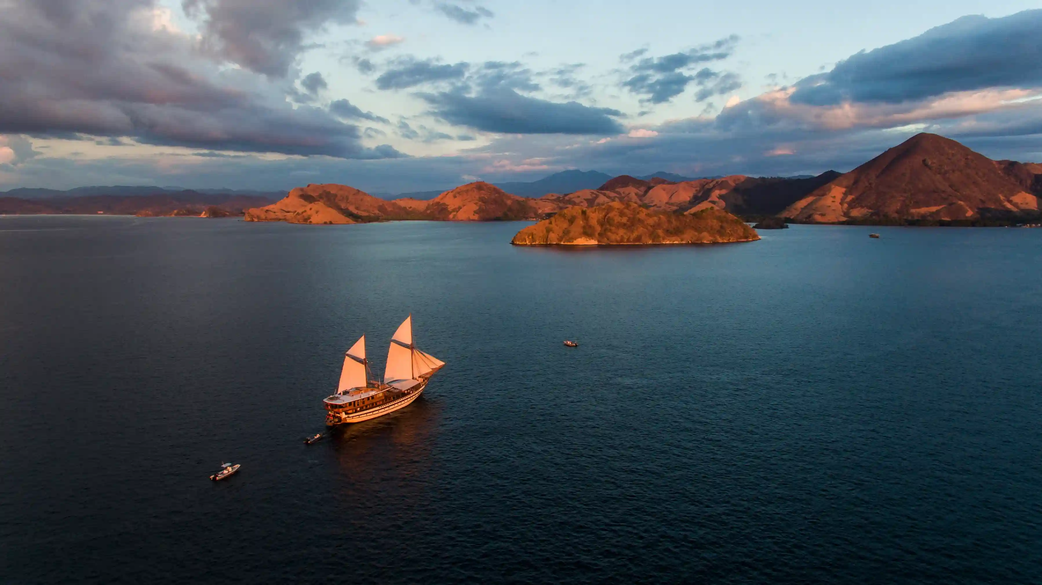 Komodo Liveaboard Luxury Diving Cruises