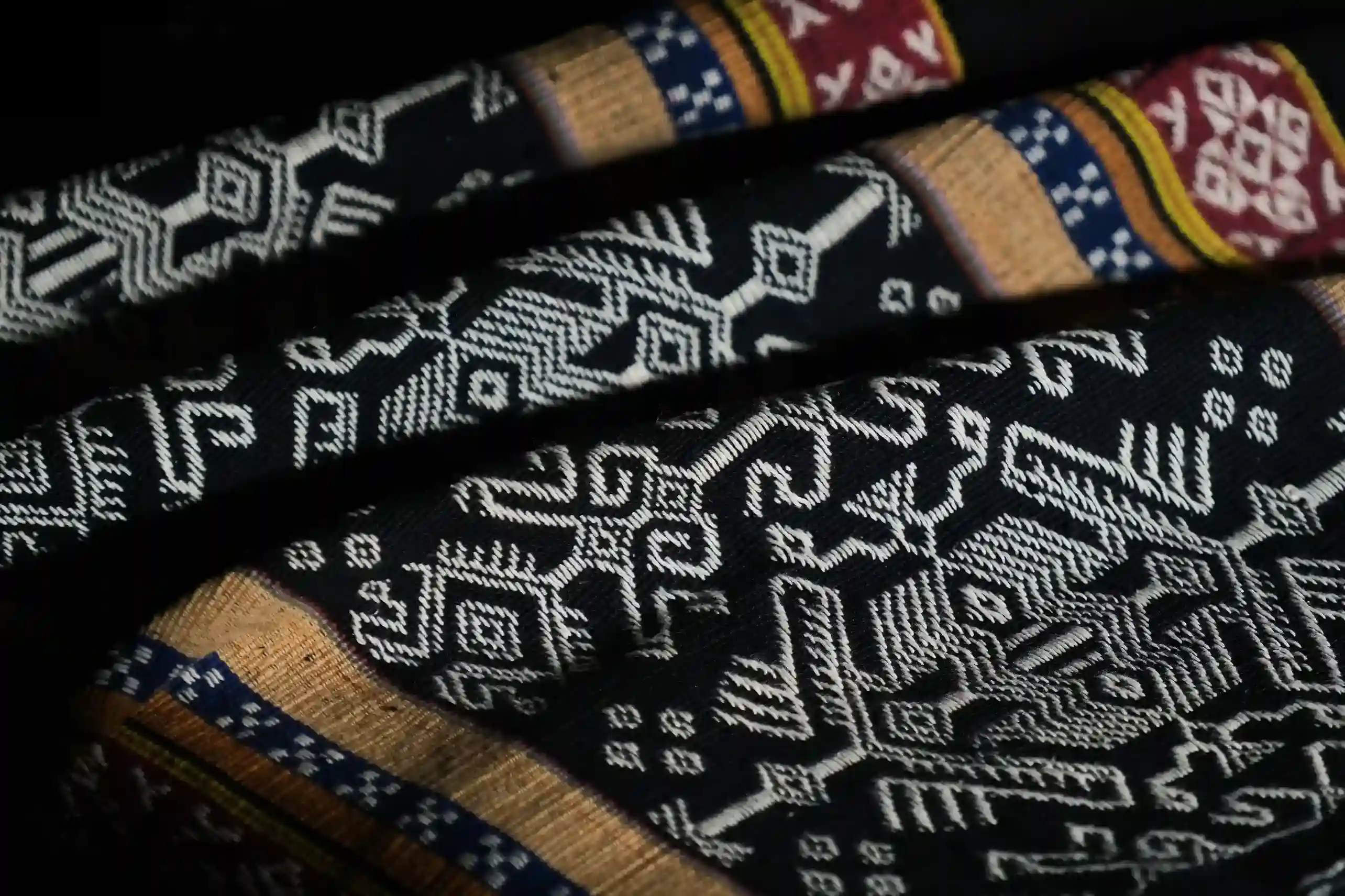 Kain Sarung Pahikung Motif Ayam | Heritage Tenun | Komodo Luxury