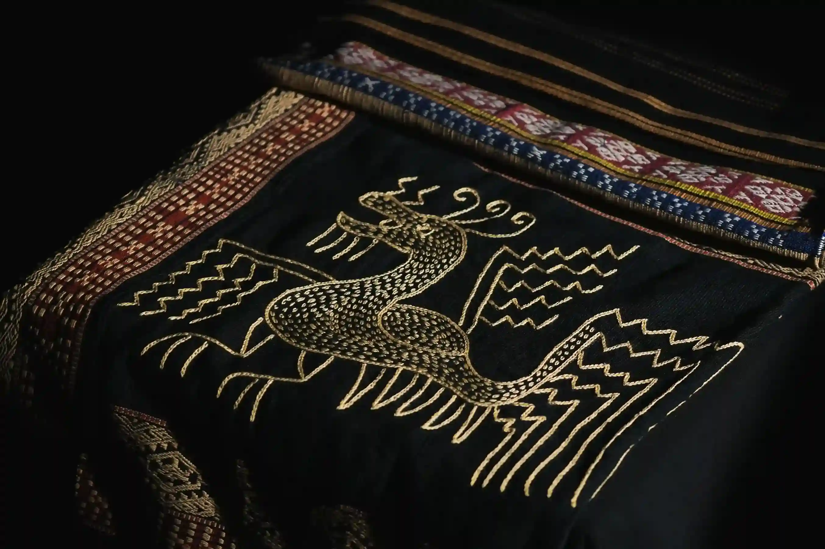 Kain Sarung Pahikung Motif Ayam | Heritage Tenun | Komodo Luxury