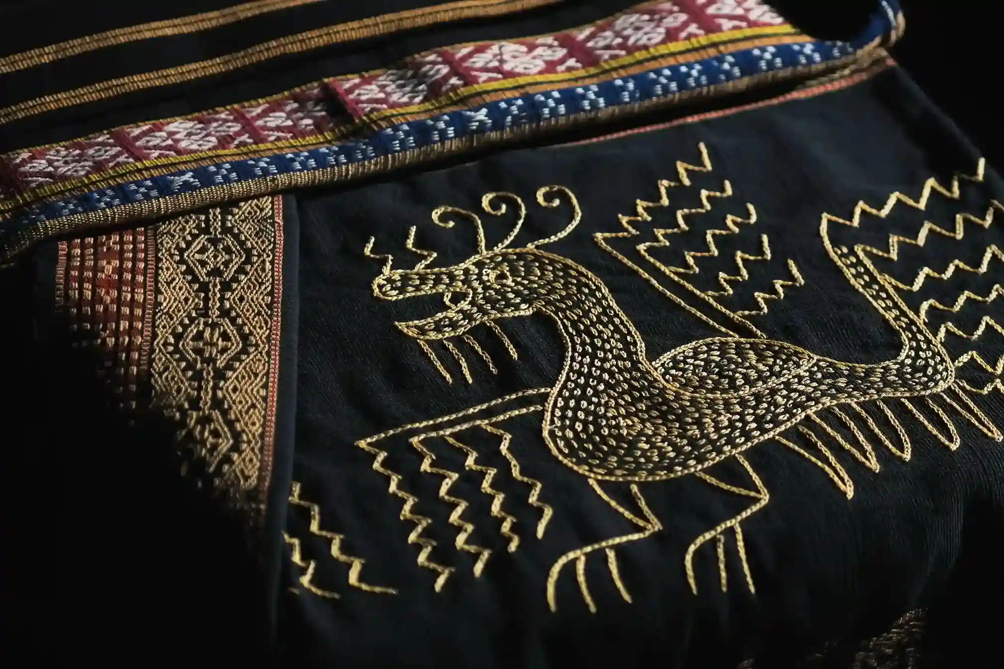 Kain Sarung Pahikung Motif Ayam | Heritage Tenun | Komodo Luxury