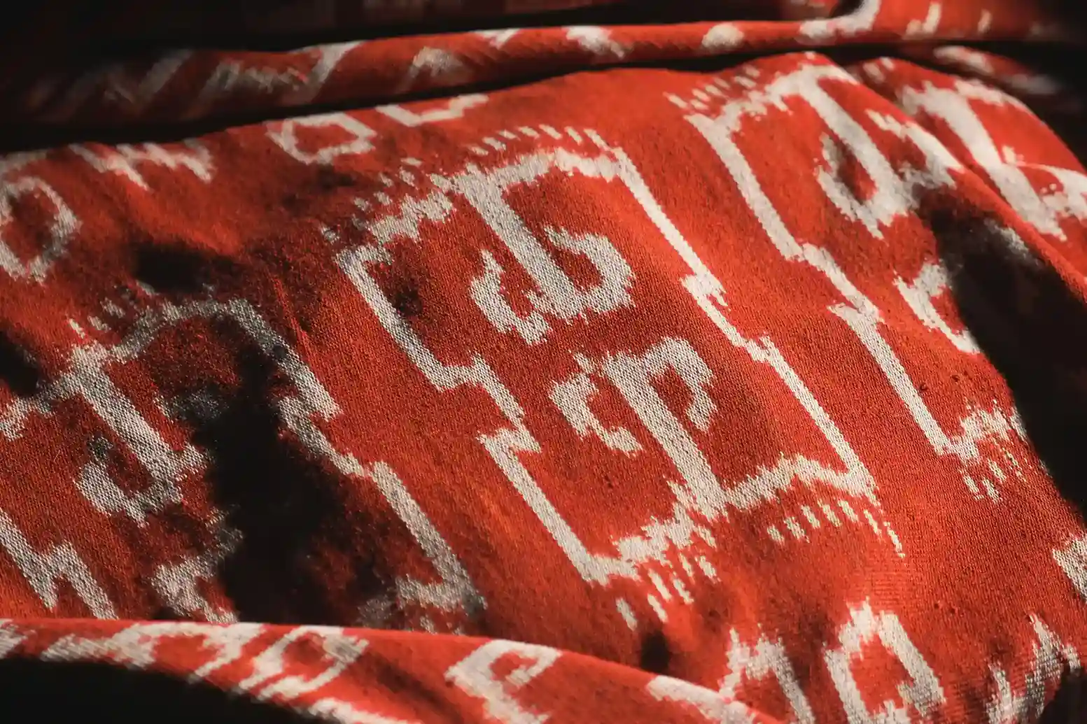 Kain Selimut Motif Udang | Heritage Tenun | Komodo Luxury