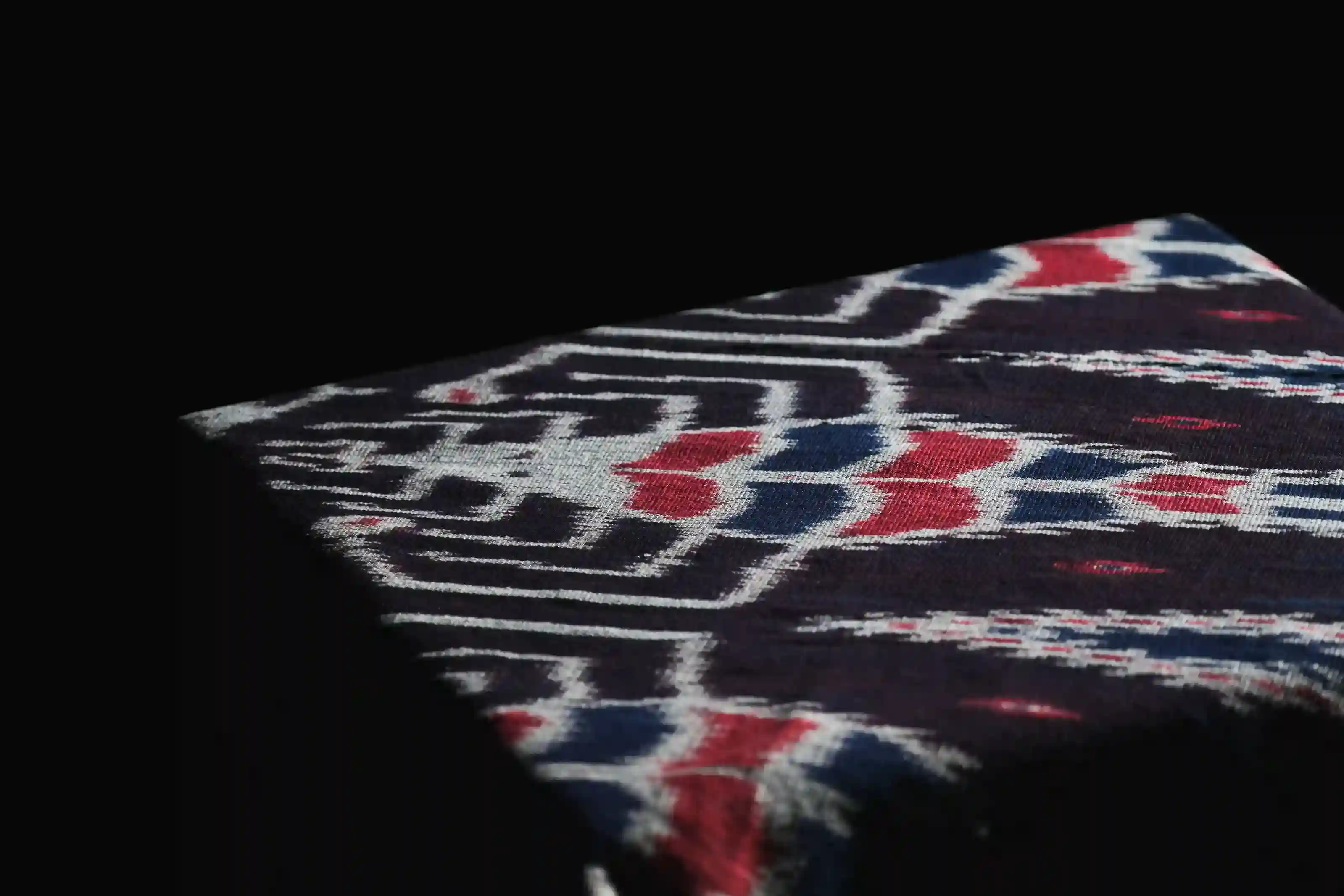 Kain Selimut Hitam Motif Udang | Heritage Tenun | Komodo Luxury