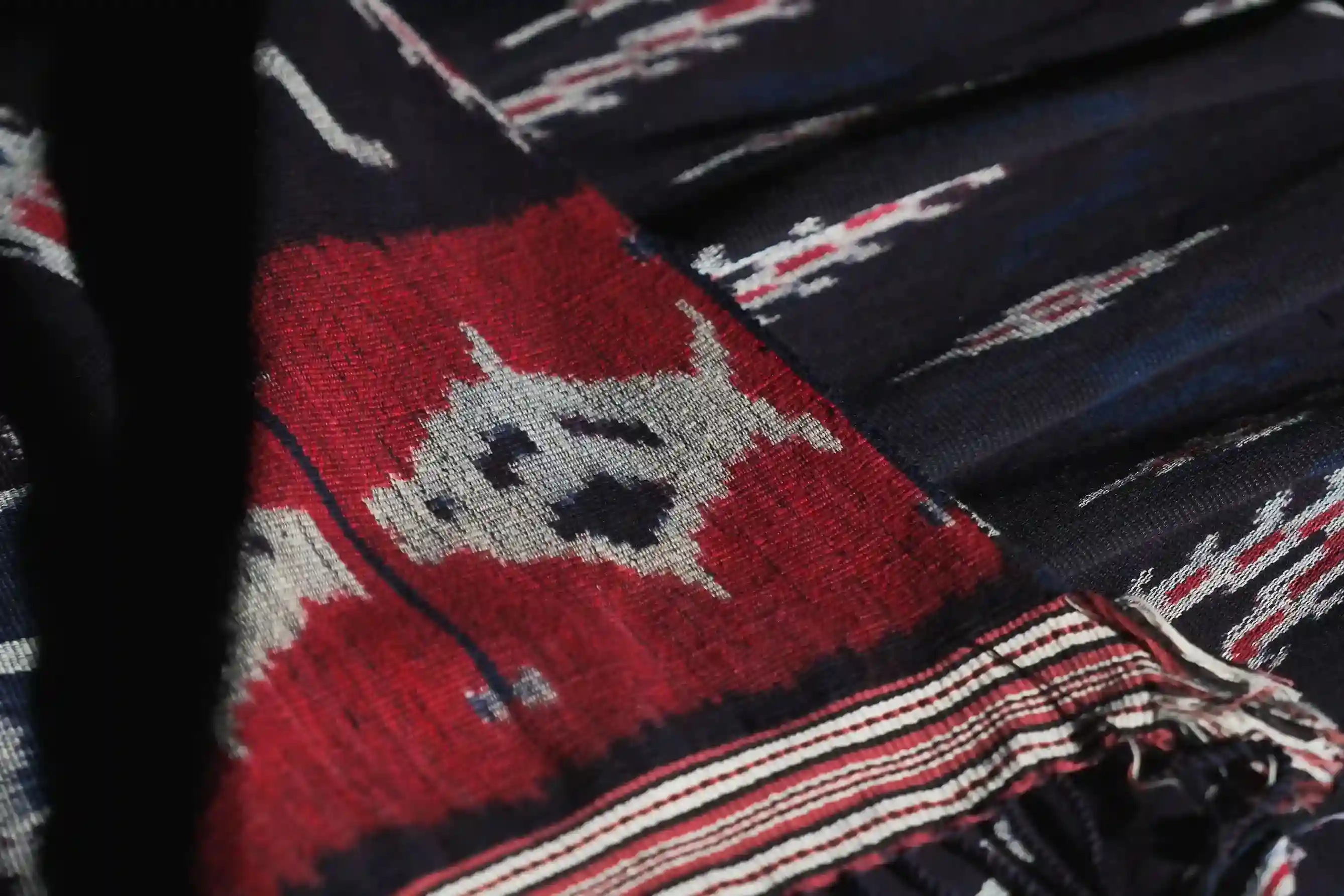 Kain Selimut Hitam Motif Udang | Heritage Tenun | Komodo Luxury