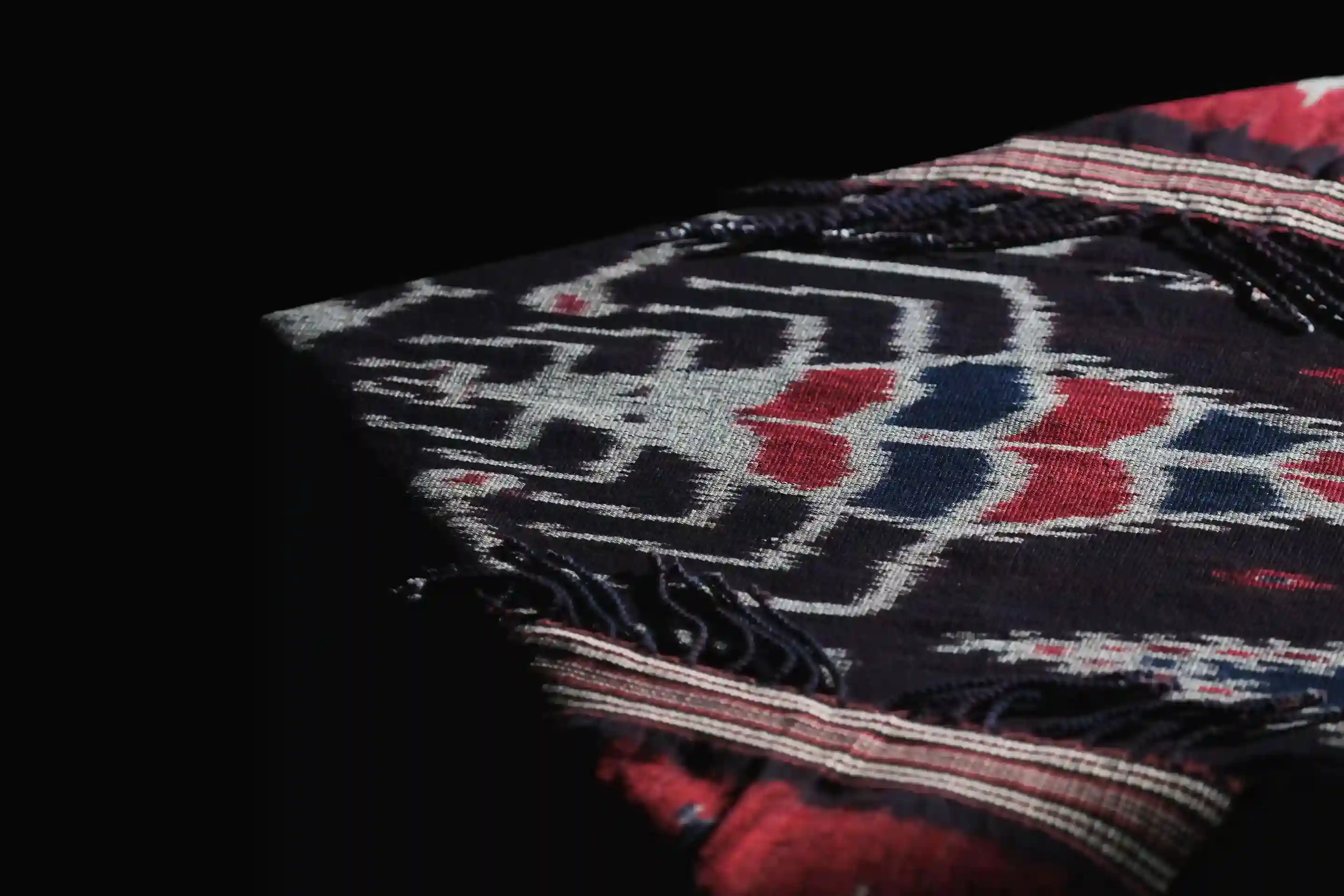 Kain Selimut Hitam Motif Udang | Heritage Tenun | Komodo Luxury