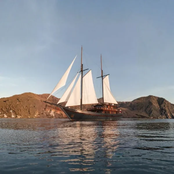 Vela Phinisi Boat Charter | Exterior | Komodo Luxury