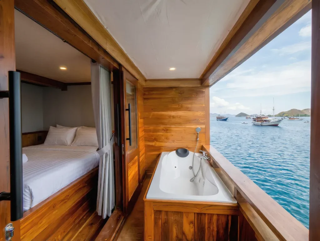 Suite Cabin 1 Bathtub Naturalia Cruise Phinisi Boat Charter | Komodo Tour | Komodo Luxury